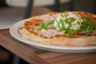 Pizza artesanal servida en Duomo